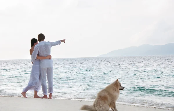 Imagem de jovem casal romântico na costa do mar — Fotografia de Stock