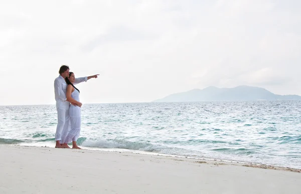 Фото романтической молодой пары на берегу моря — стоковое фото