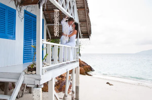 Romántica pareja joven en casa de playa tropical —  Fotos de Stock