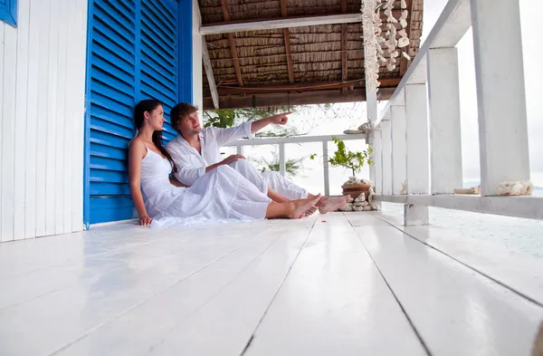 Романтическая молодая пара в тропическом пляжном домике — стоковое фото