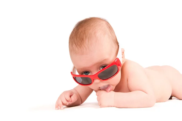 Симпатичный детский портрет в солнечных очках на белом фоне — стоковое фото