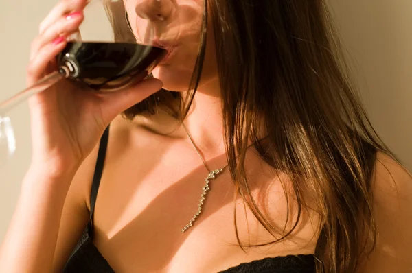 Mujer joven con copa de vino — Foto de Stock