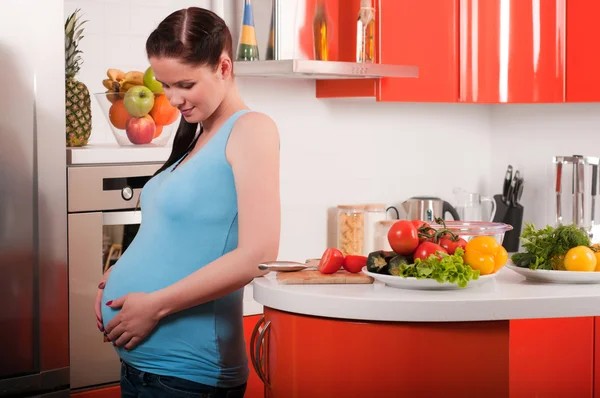 台所の妊婦 — ストック写真