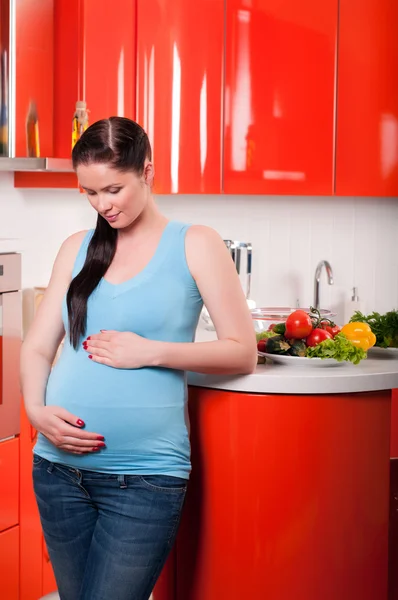 Kobieta w ciąży w kuchni — Zdjęcie stockowe