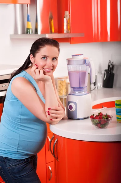 Mujer embarazada en la cocina — Foto de Stock