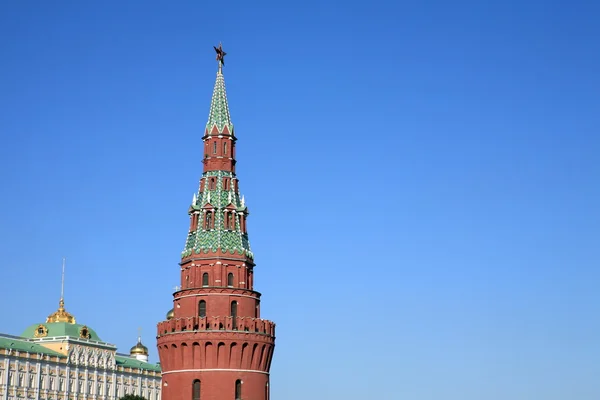 도시 중심부의 하늘 배경에 있는 크렘린 탑 — 스톡 사진