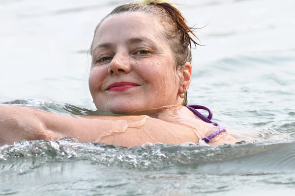 Жінка плаває — стокове фото