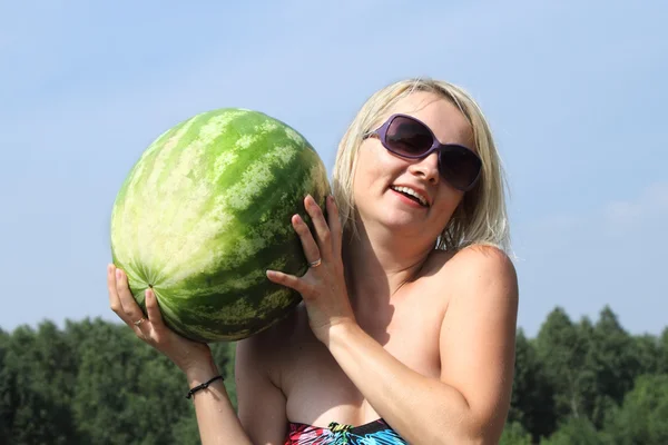 Vrouw met een watermeloen — Stockfoto