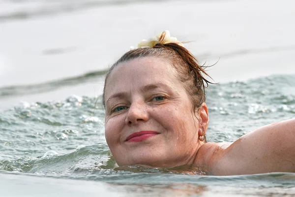 Женщина плавает — стоковое фото