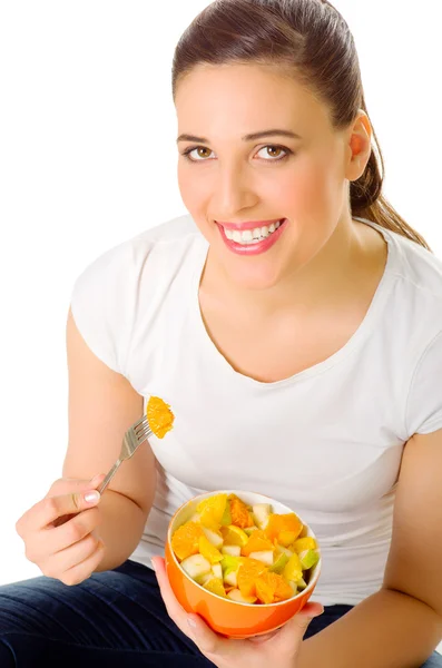 Молодая девушка с фруктовым салатом — стоковое фото