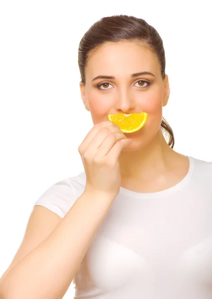 Молода дівчина зі скибочкою апельсина — стокове фото