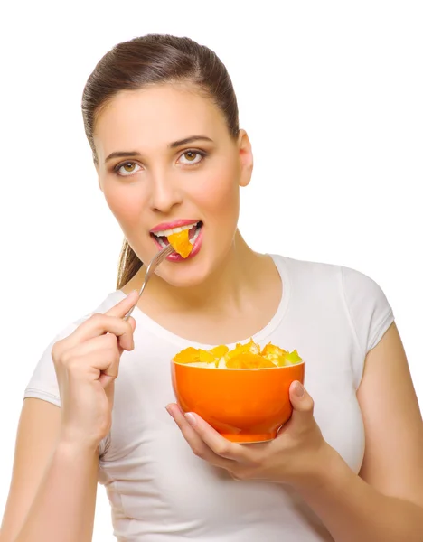 Menina jovem comer salada de frutas — Fotografia de Stock