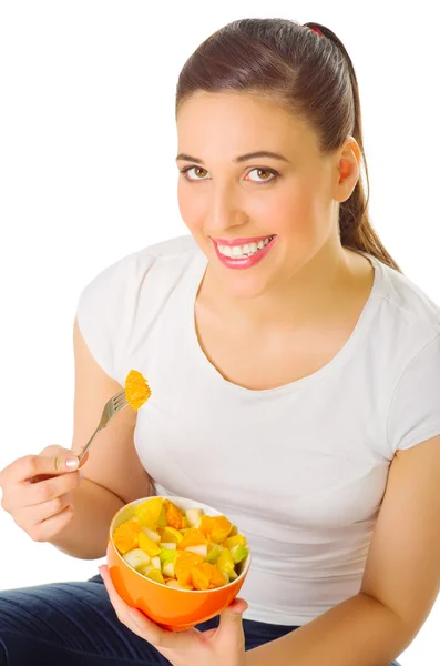 Chica joven come ensalada de frutas —  Fotos de Stock
