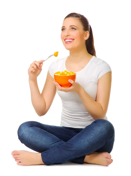 Mujer joven feliz con ensalada de frutas —  Fotos de Stock