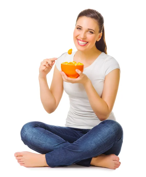 Молодая женщина с фруктовым салатом — стоковое фото
