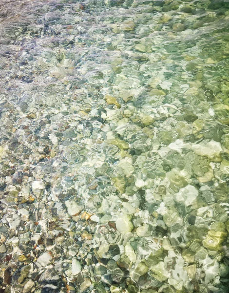 Kieselsteine über dem Wasser — Stockfoto