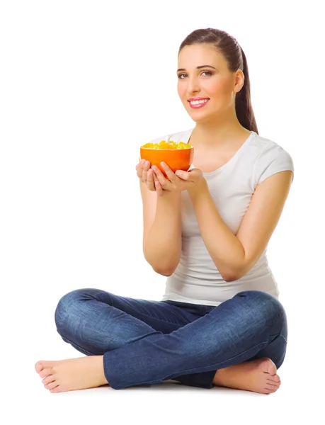 Junge Frau mit Obstsalat — Stockfoto