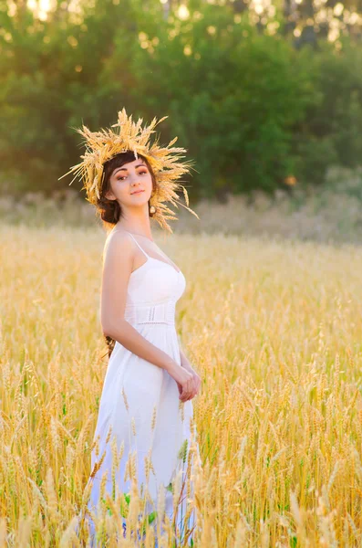 Buğday alan kadın — Stok fotoğraf
