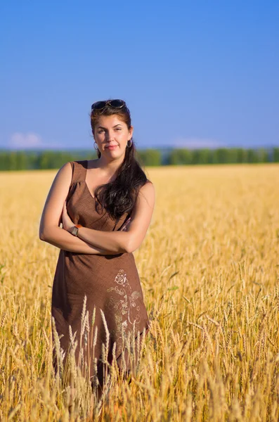Kvinna på vete fält — Stockfoto