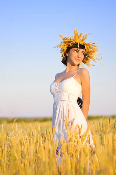 Жінка на пшеничному полі — стокове фото