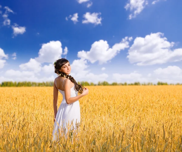 Mujer en campo de trigo —  Fotos de Stock