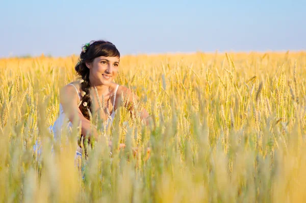 麦畑で女性 — ストック写真