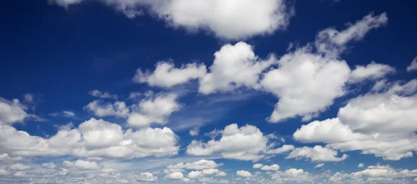 Yaz mavi gökyüzü — Stok fotoğraf