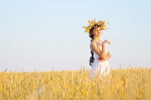 Mujer en el campo de trigo — Foto de Stock