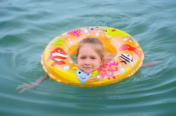 湖上游泳的女孩 — 图库照片