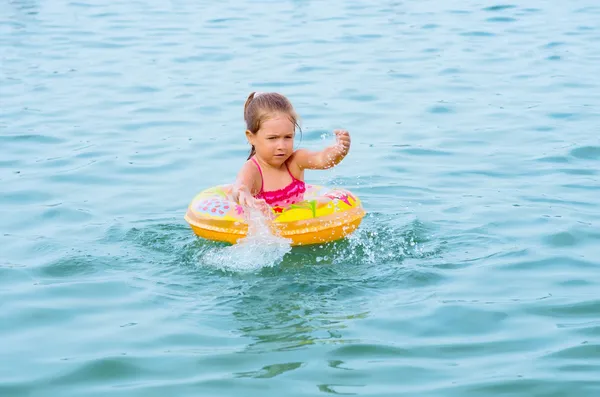 Девочка плавает на озере — стоковое фото