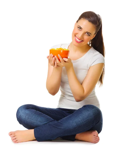 Молодая улыбающаяся девушка с фруктовым салатом — стоковое фото