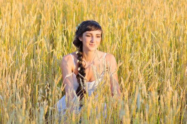 Жінка на пшеничному полі — стокове фото