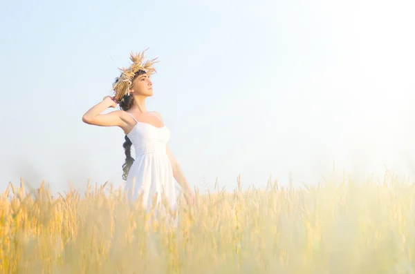 Woman on wheat field — Stock Photo, Image