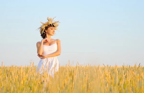 Buğday alan kadın — Stok fotoğraf