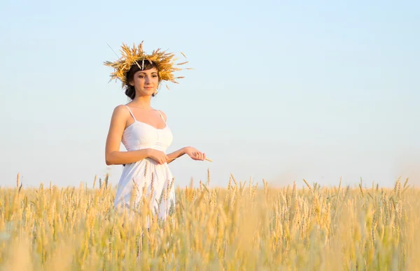 Žena na pšeničné pole — Stock fotografie