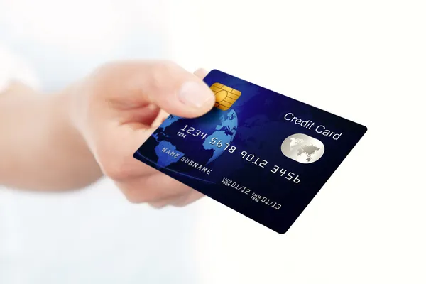 Modrá kreditní karta pořádají ručně — Stock fotografie