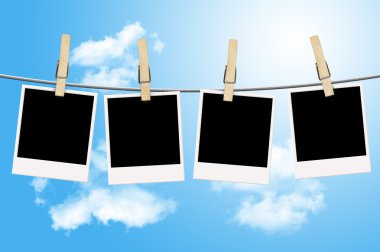 Mavi gökyüzü ile clothesline üzerinde asılı boş fotoğraf