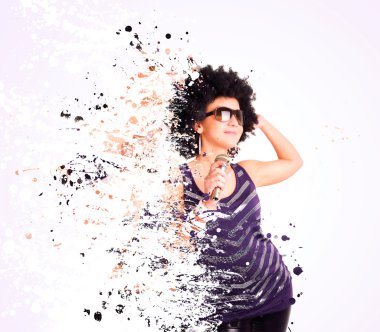 Derma sıçrama ile Afro şarkıcı