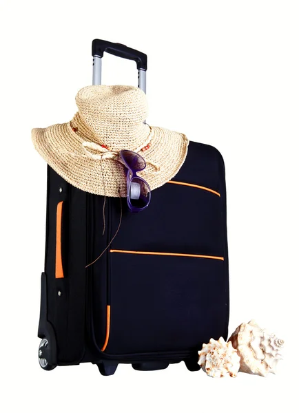 Mala de viagem, chapéu e óculos de sol isolados sobre branco — Fotografia de Stock
