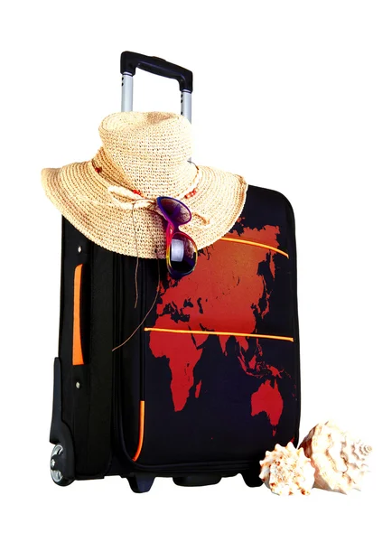 Mala de viagem, chapéu e óculos de sol isolados sobre branco — Fotografia de Stock
