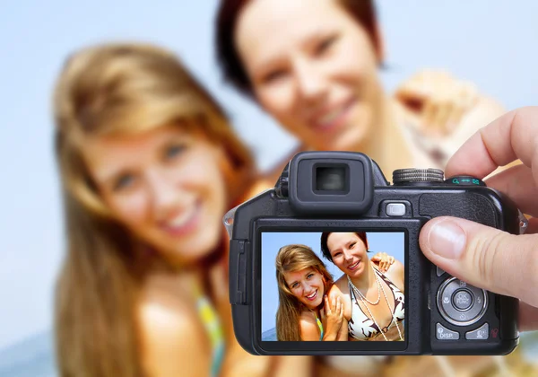 Hand att göra skott av holiday kvinnor av kameran — Stockfoto