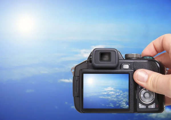 Hand making shot of blue sky by camera — Stock Photo, Image