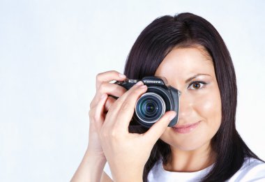 genç bir kadın tutarak dijital kamera