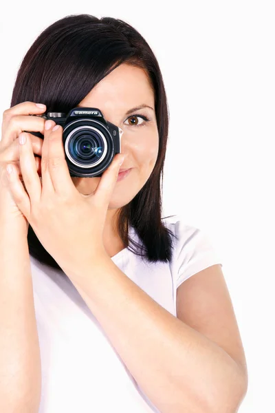 Jonge vrouw bedrijf digitale camera — Stockfoto