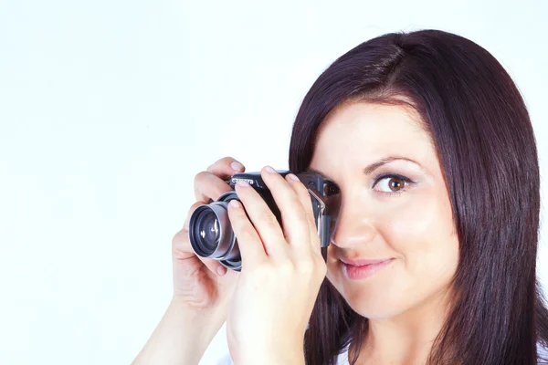 Mujer joven sosteniendo cámara digital — Foto de Stock