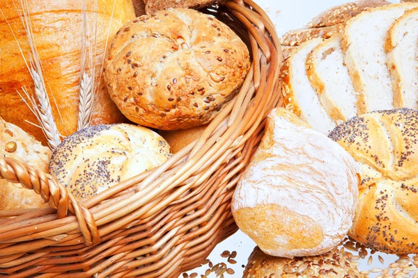 Ассортимент хлеба в корзине — стоковое фото