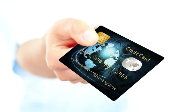Primer plano de la tarjeta de crédito azul sostenida a mano — Foto de Stock