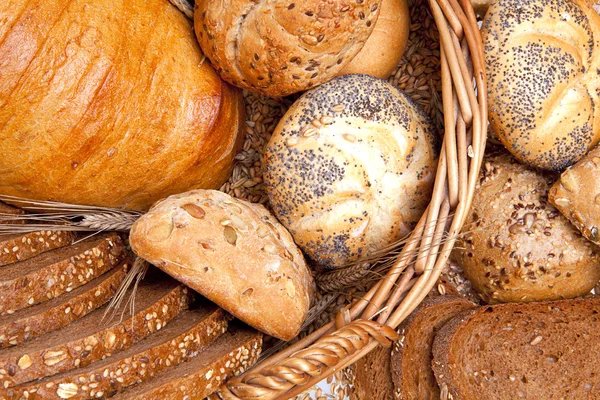 Assortiment van gebakken brood in de mand — Stockfoto