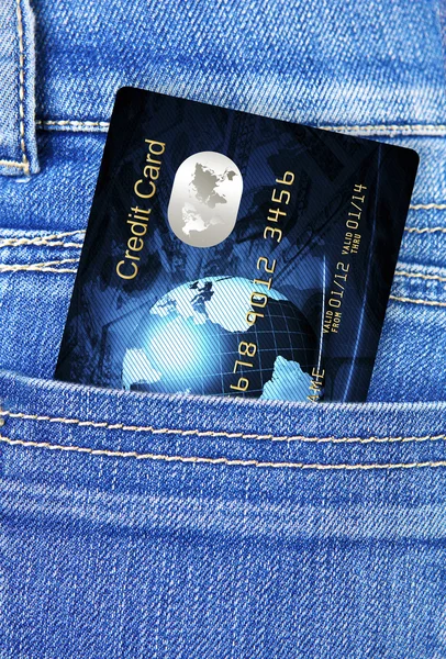 Cartão de crédito no bolso das calças jeans — Fotografia de Stock