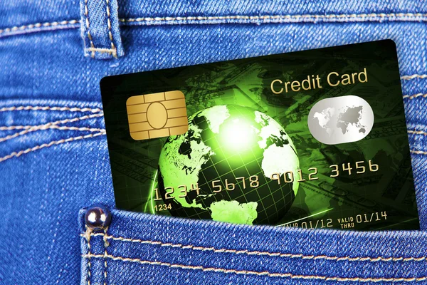 Tarjeta de crédito en jeans pantalón bolsillo — Foto de Stock
